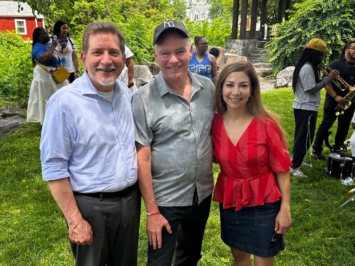 DavidReidVA's tweet image. Such an inspirational morning! Visiting w/ friends and neighbors, young people, colleagues, @timkaine , @AtoosaReaser , @LoudounNaacp leadership and members, and former Cong. Wexton - all to recognize Juneteenth - Freedom Day!
@LoudounDems @vademocrats