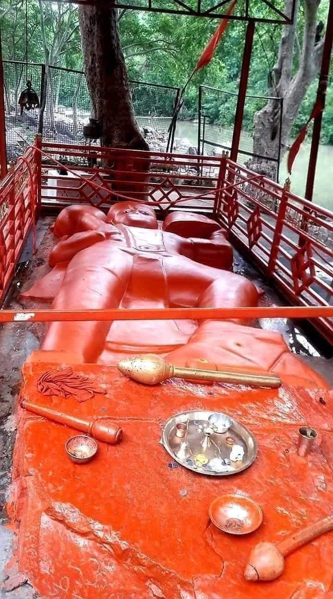 अतुलित बल धामं हेमशैलाभदेहं
दनुजवनकृशानुं ज्ञानिनामग्रगण्यम्।
सकल गुण निधानं वानराणामधीशं 
रघुपतिप्रियभक्तं वातजातं नमामि।।

मैं उन हनुमान जी को नमस्कार करता हूँ, जो:
अतुलित बल के धाम हैं।
 स्वर्ण पर्वत जैसी देह वाले हैं।
राक्षसों के विनाशक हैं।
ज्ञानियों में श्रेष्ठ हैं।
सभी