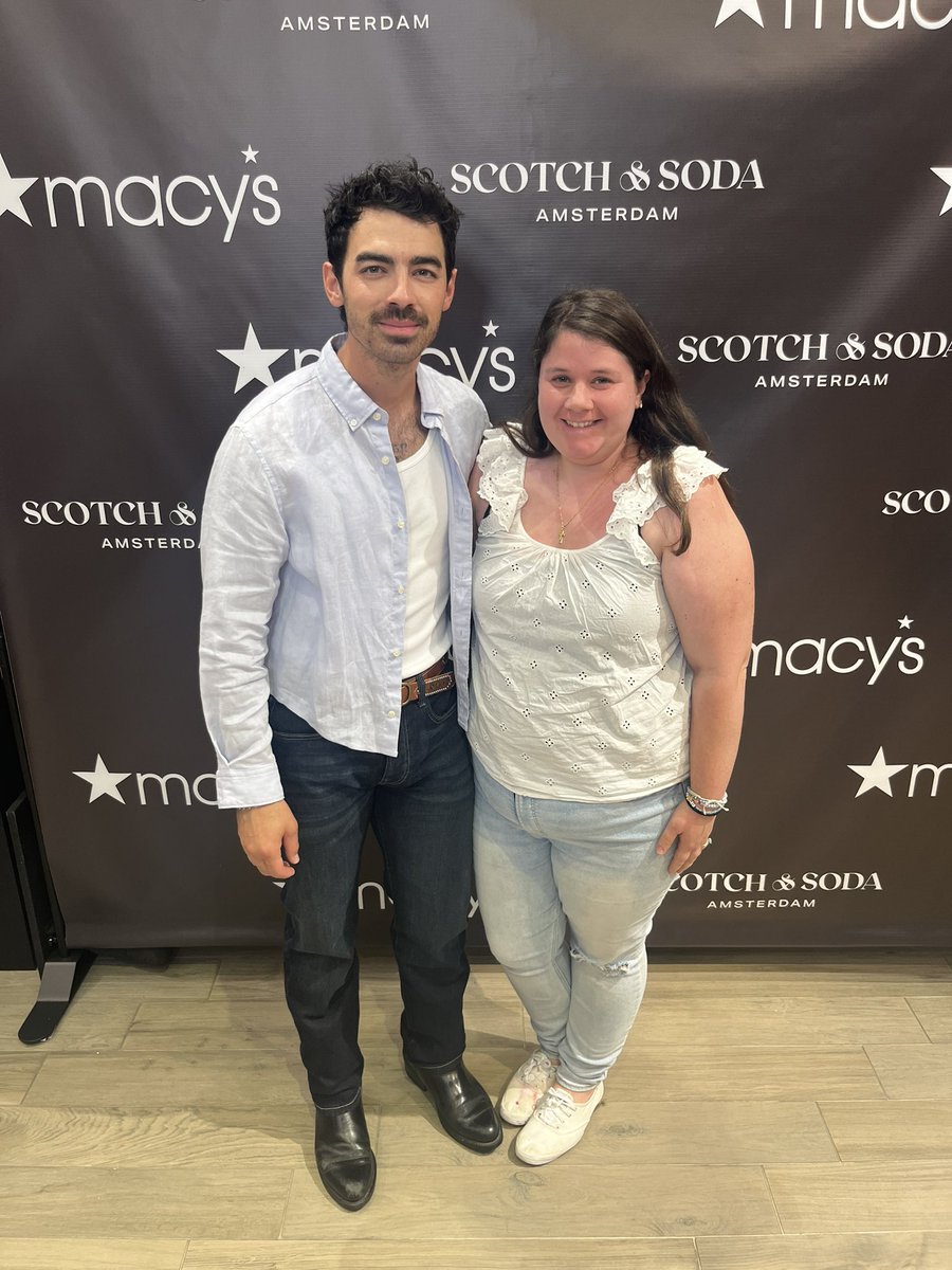 Melimoo93's tweet photo. It’s about time I met @joejonas https://t.co/yb0hSdUEJr