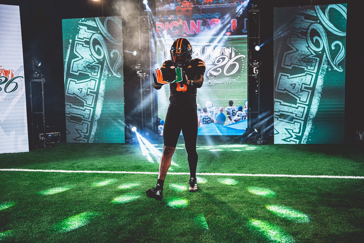 jj_edwards8's tweet image. Wassup Miami Fans🌴 how I’m looking #305