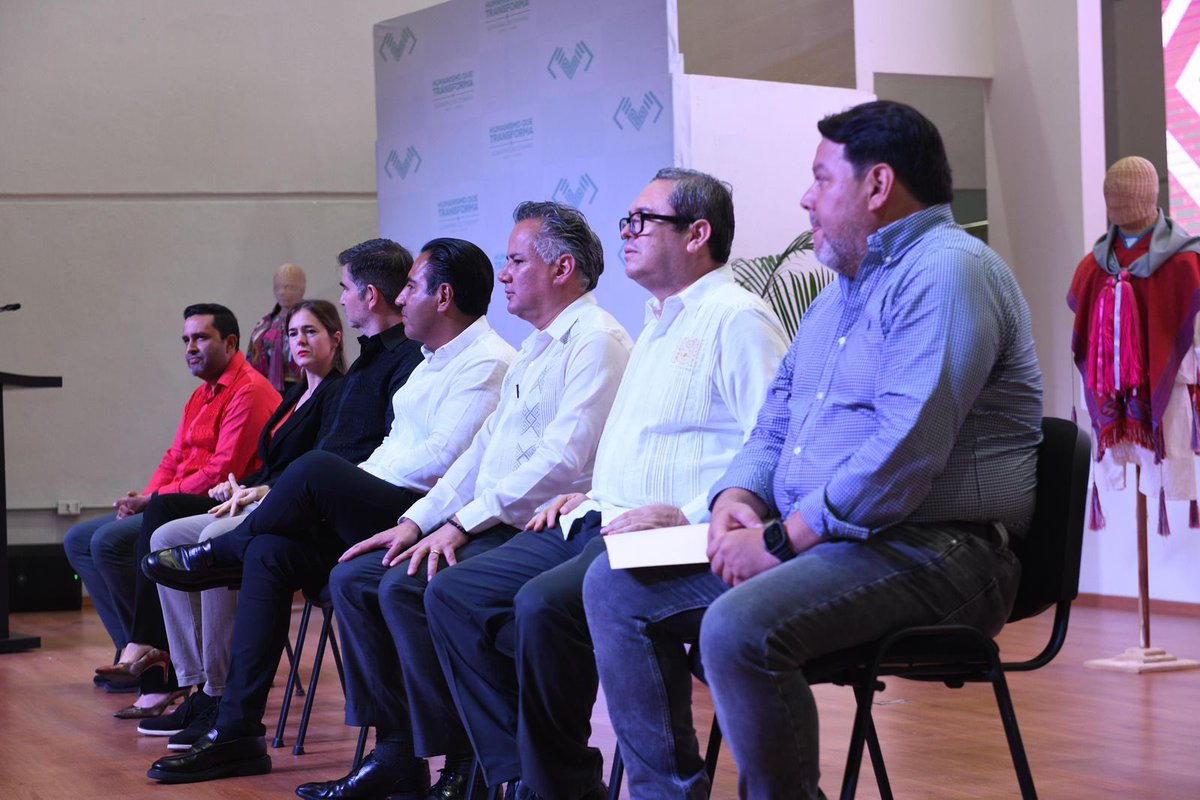 En este acto, el gobernador del Estado, Eduardo Ramírez Aguilar y el secretario de Economía y el Trabajo, Luis Pedrero González, entregaron al titular del IMPI, Santiago Nieto Castillo,