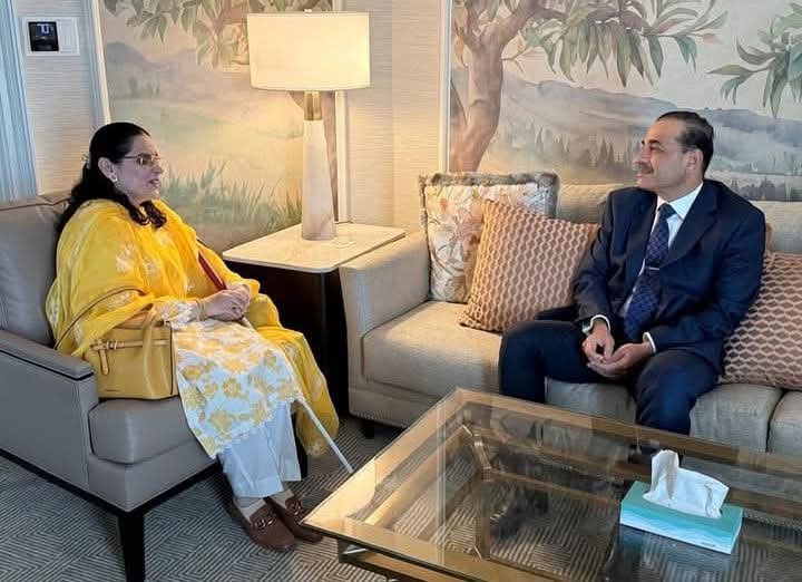 یقین، عزم اور حب الوطنی کی درخشاں علامت فیلڈ مارشل سید عاصم منیر کی محترمہ سائمہ سلیم سے ملاقات، جو بصری چیلنجز کے باوجود عالمی سفارت کاری میں پاکستان کی مؤثر، باوقار اور محبِ وطن آواز ہیں۔

فیلڈ مارشل نے اُن کی حب الوطنی، مؤثر سفارت کاری اور قومی سلامتی کے لیے ان کے عزم کو سراہ۔