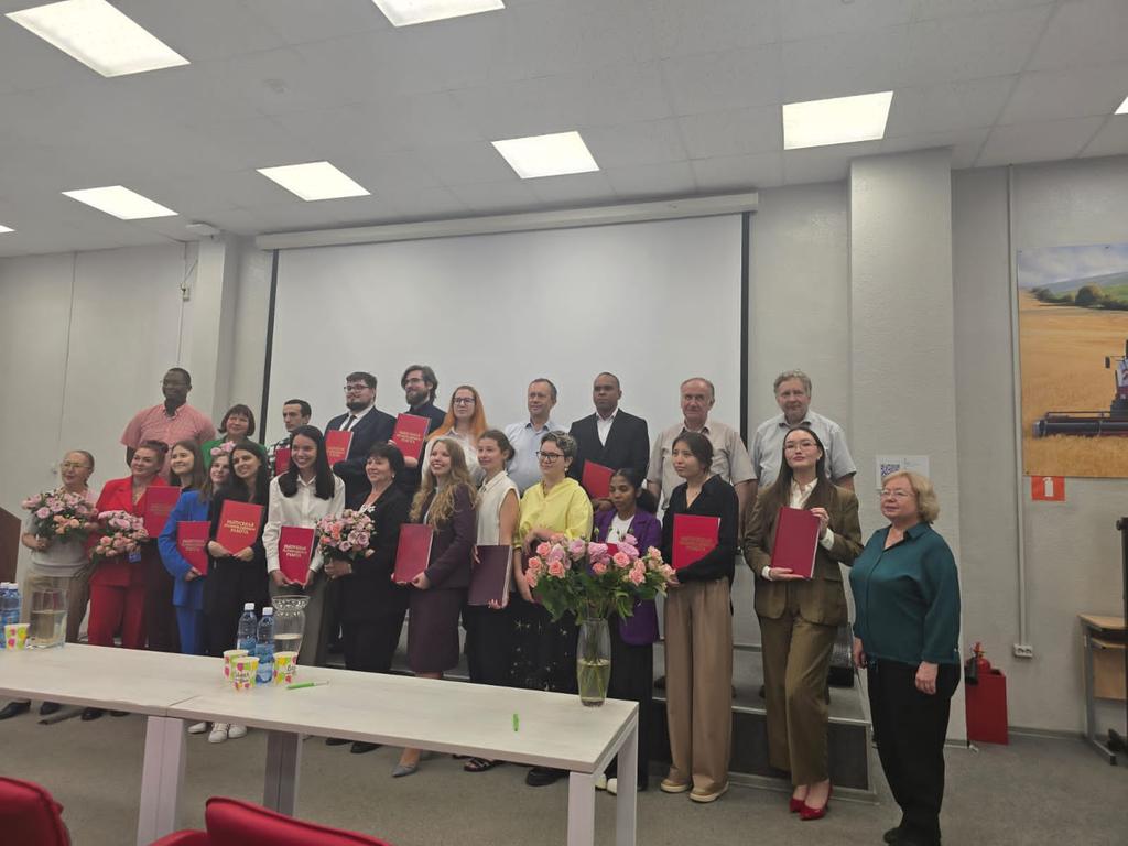 Muchas Felicidades para Maikel de la  Empresa Resecadora y Geisy Milagros de la Empresa Hermanos  Saiz  por alcanzar excelentes resultados en la defensa sus tesis de maestria en Rusia .
#Tabacuba
#TabacalerosPorCuba