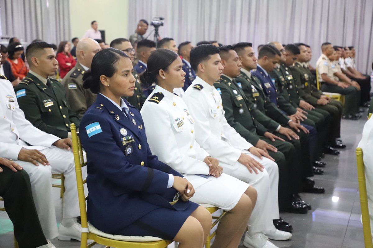 Las #FFAA a través de la Escuela de Inteligencia Militar del Ejército, llevaron a cabo la ceremonia de clausura del Curso Básico de Inteligencia Militar para Oficiales N-23-2025 y del Curso Básico de Inteligencia Militar para Clases N-31-2025.

Durante el acto, se reconoció el