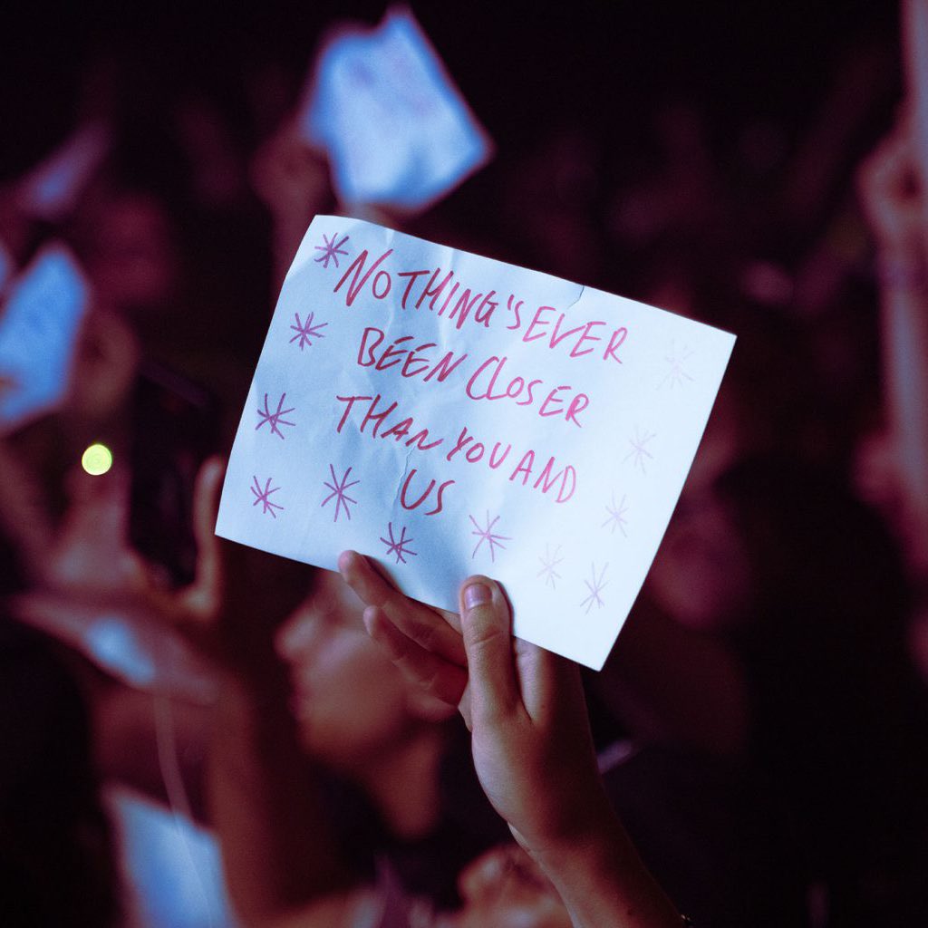 BluesDogDays's tweet image. Thank you Kiwi for capturing the most important part of James Marriott’s gig: my arm 🤩🤪