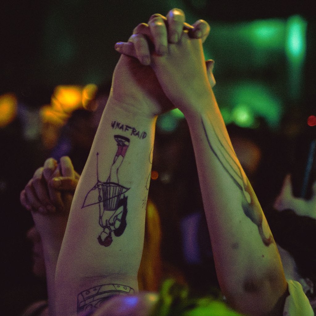 BluesDogDays's tweet image. Thank you Kiwi for capturing the most important part of James Marriott’s gig: my arm 🤩🤪