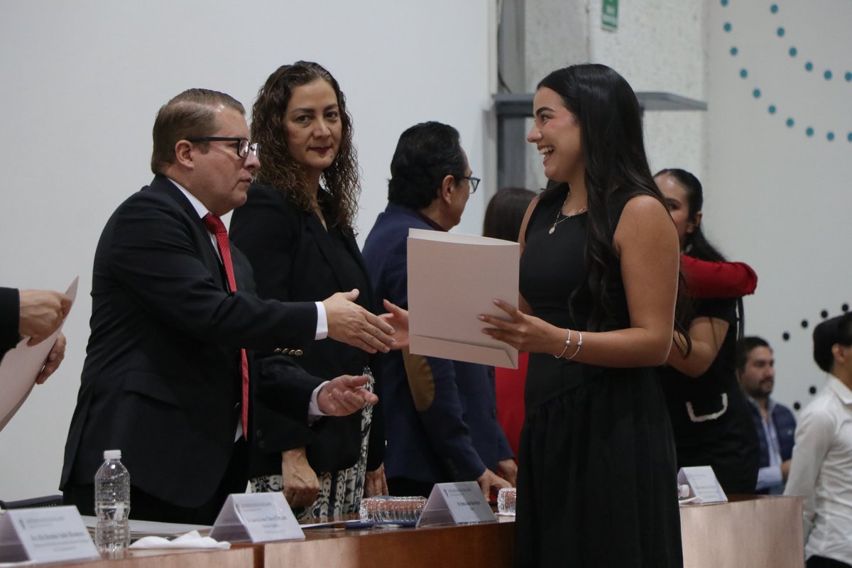 #ComunidadAbierta 🦁🖤

🎓✨ ¡88 egresadas y egresados del #CUSur recibieron su acta de titulación!Durante la ceremonia, el rector Dr. Dante Haro Reyes reconoció el esfuerzo y pasión de esta generación que culmina una etapa clave.¡Felicidades!

#TitulaciónCUSur