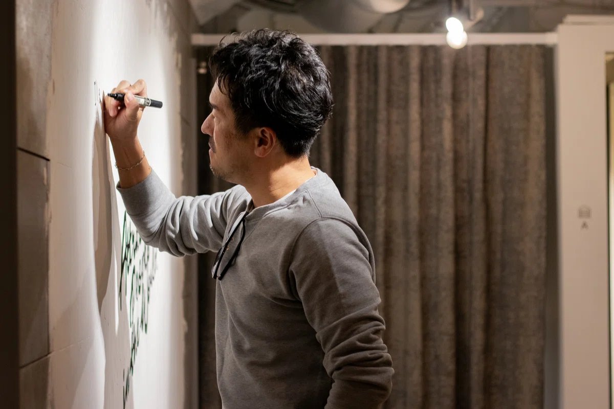 20周年イベントの夜、自身の想いを壁に書き込む代表の新居。まだまだ理想には遠いけど、だからこそみんなの力も借りて、まだまだ全力で走り続けたい。