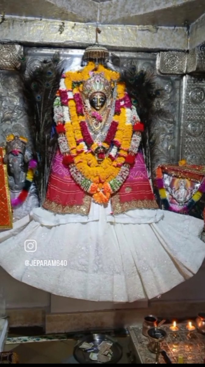 🙏🏻जय माँ सरस्वती🙏🏻🚩
👏 मां राजराजेश्वरी आद्य शक्ति वीणा वादिनि अरबुदा सरस्वती कुलदेवी  का आज का श्रृंगार दर्शन 👏🌹🙏🏻🚩