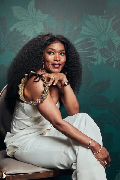 VIPAFRICA100's tweet photo. Angela Bassett Serving Icon Energy 👑✨

The Queen herself, Angela Bassett, slaying effortlessly in the photo booth at the 11th Annual Essence Black Women in Hollywood Awards. Grace, power, and that timeless beauty, she’s not just striking a pose, she’s setting the standard. https://t.co/Rm6828Myn2