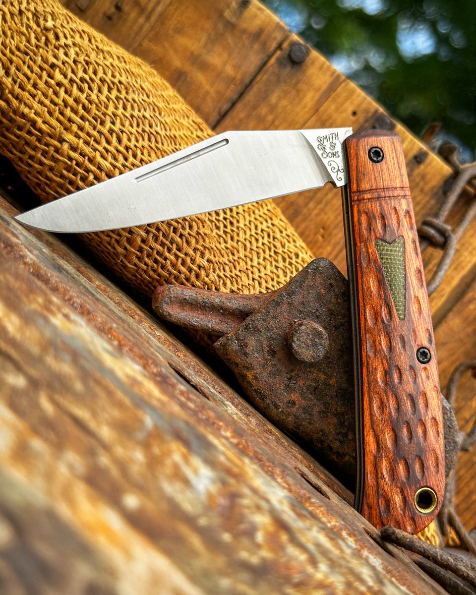 SmithnSonsKnfCo's tweet image. We just dropped a fresh batch of Marshland Trappers—featuring wild new Fat Carbon, Dymalux wood, and never-before-seen combos. Built in-house. Limited stock. Don’t miss it!
🔗 smithandsonsknives.com #customknives #edc #handmadeknives #micarta #fatcarbon #madeinusa