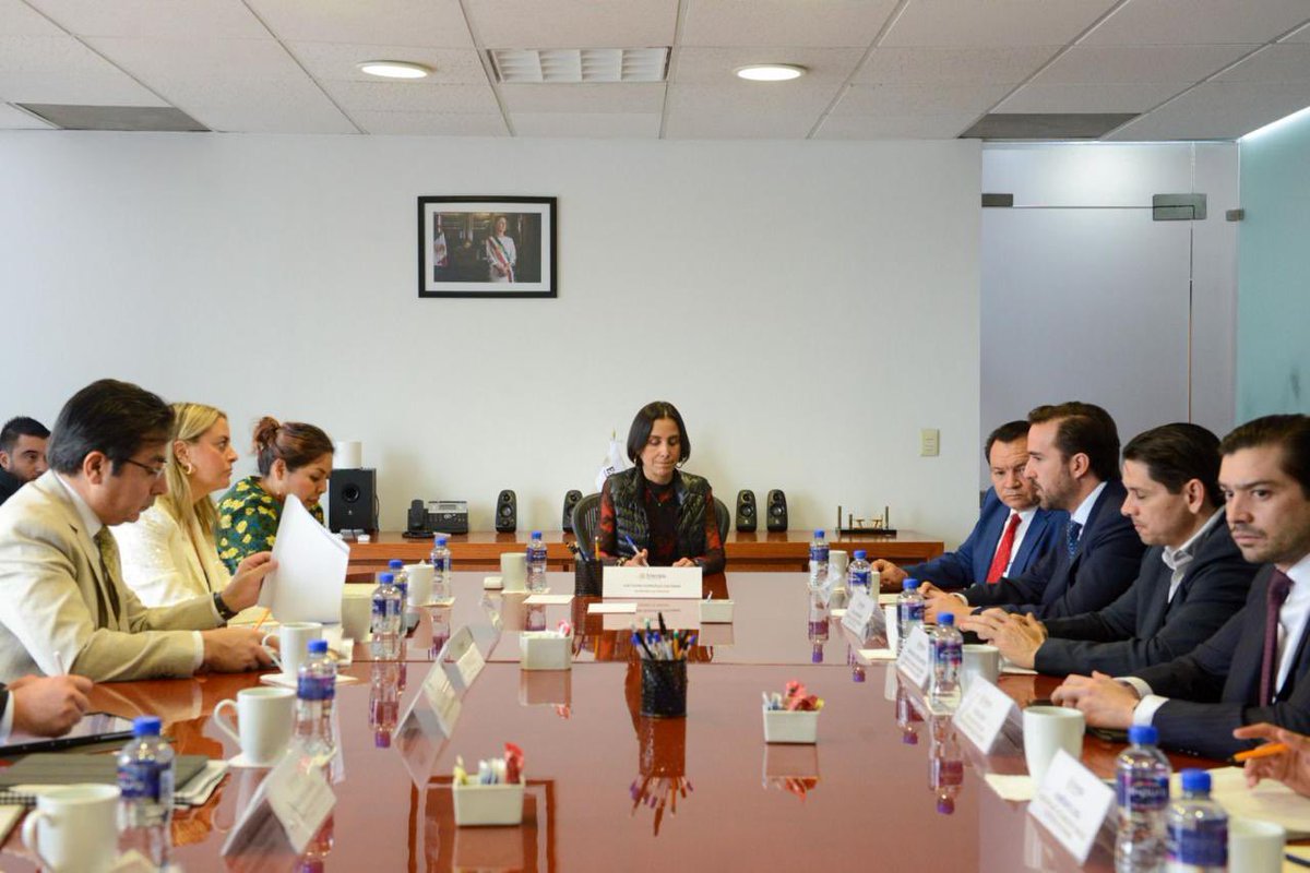 Luz Elena González Escobar (@luzelena_ge) on Twitter photo Recibí en la <a href="/SENER_mx/">SENER México</a> a <a href="/huachodiazmena/">Joaquín Díaz Mena</a>, Gobernador de Yucatán, para dar seguimiento a los proyectos energéticos del estado y seguir trabajando por la prosperidad compartida, la soberanía y #JusticiaEnergética. Recibí en la <a href="/SENER_mx/">SENER México</a> a <a href="/huachodiazmena/">Joaquín Díaz Mena</a>, Gobernador de Yucatán, para dar seguimiento a los proyectos energéticos del estado y seguir trabajando por la prosperidad compartida, la soberanía y #JusticiaEnergética.