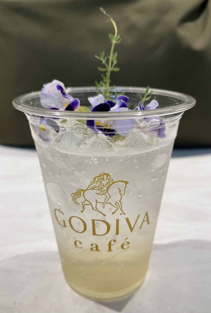 ショックでとち狂ったため豪遊する。