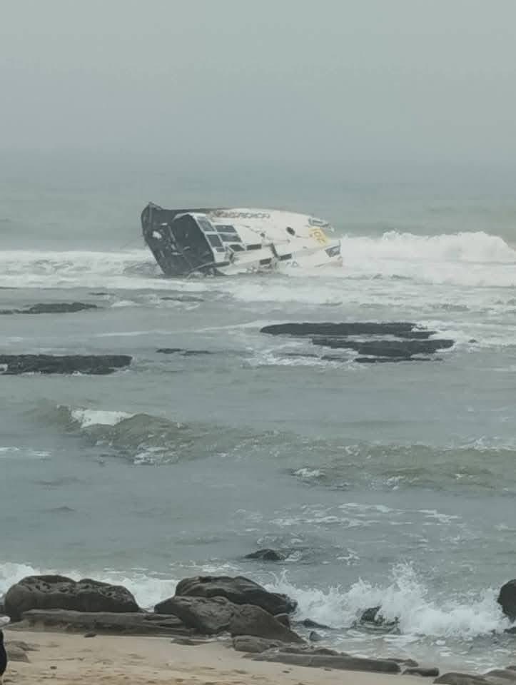 NMalainin's tweet photo. 🚨 After months of disappearance at sea, the wrecked Class 40 Acrobatica—which sank following a collision with the Liberian tanker Silver Ray has washed ashore today on EL-OUATIA beach near Tan-Tan, Morocco.
#Sailing #Acrobatica #TanTan #Shipwreck https://t.co/AOUALdGOiR