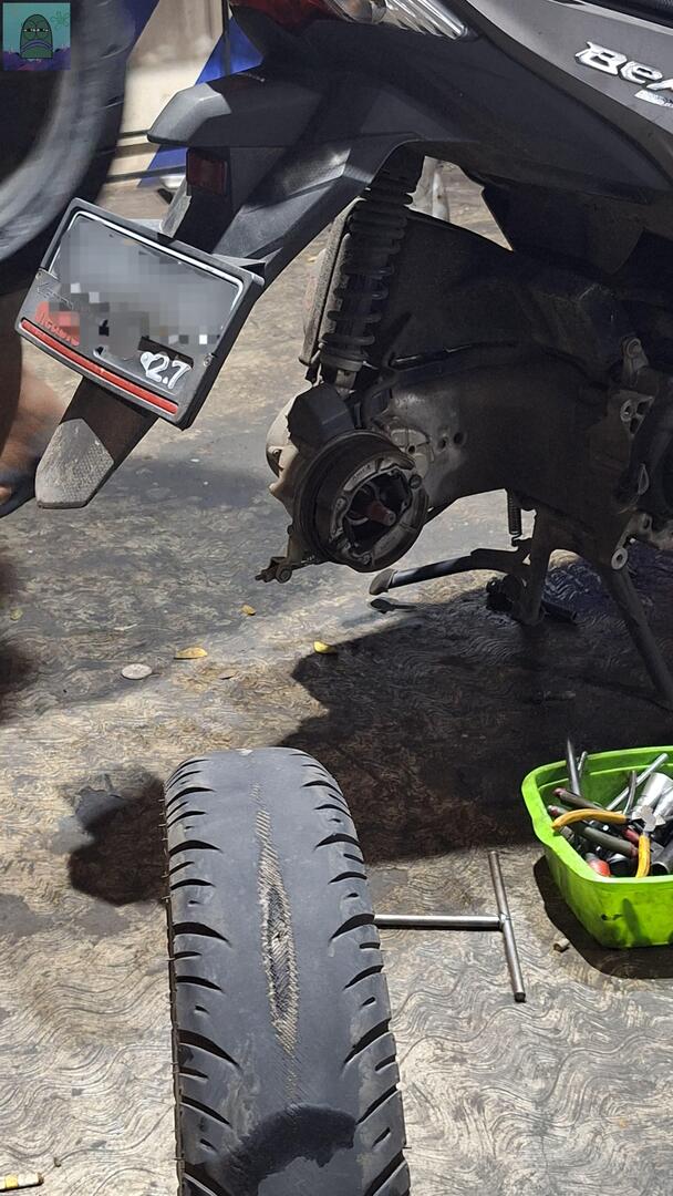 💚 gua cewe dan gua pake ban motor dari tahun 2022 ga pernah ganti sampe meledaaaaggg😭 pantes kalo bawa motor kaya di ice skating (licin macam sedang seluncuran) ternyata karena ban nya botak🫠
