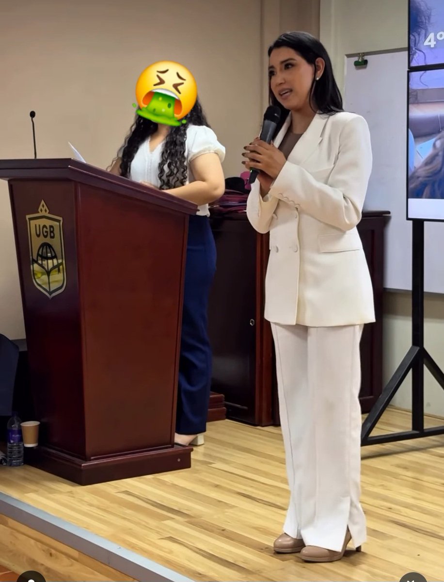 Predicando la santa palabra de su dios Bukele...