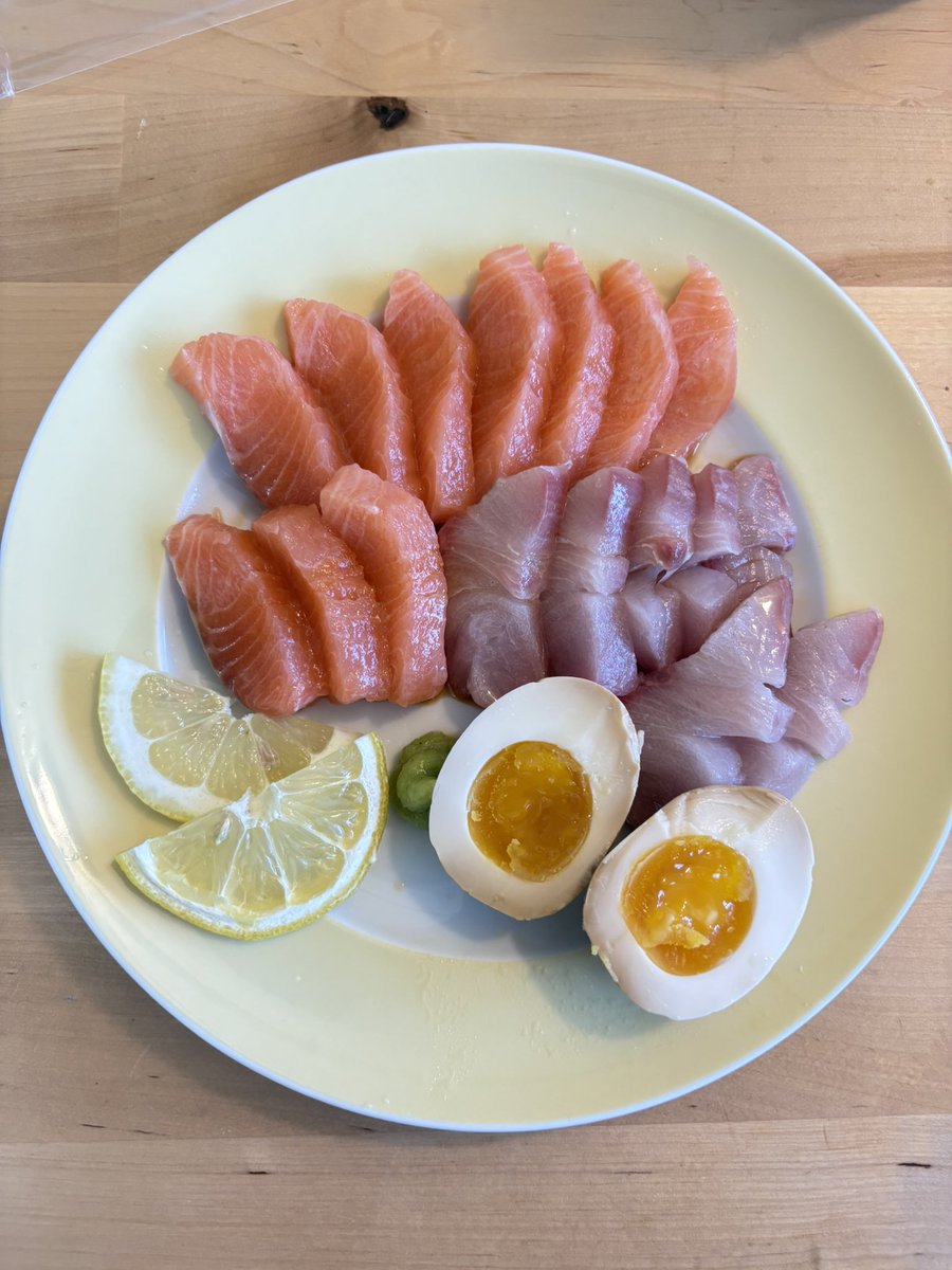 chojihuu's tweet photo. me and the dinner i made (salmon +hamachi sashimi and a mayak egg!) https://t.co/fVo7JSBYY8