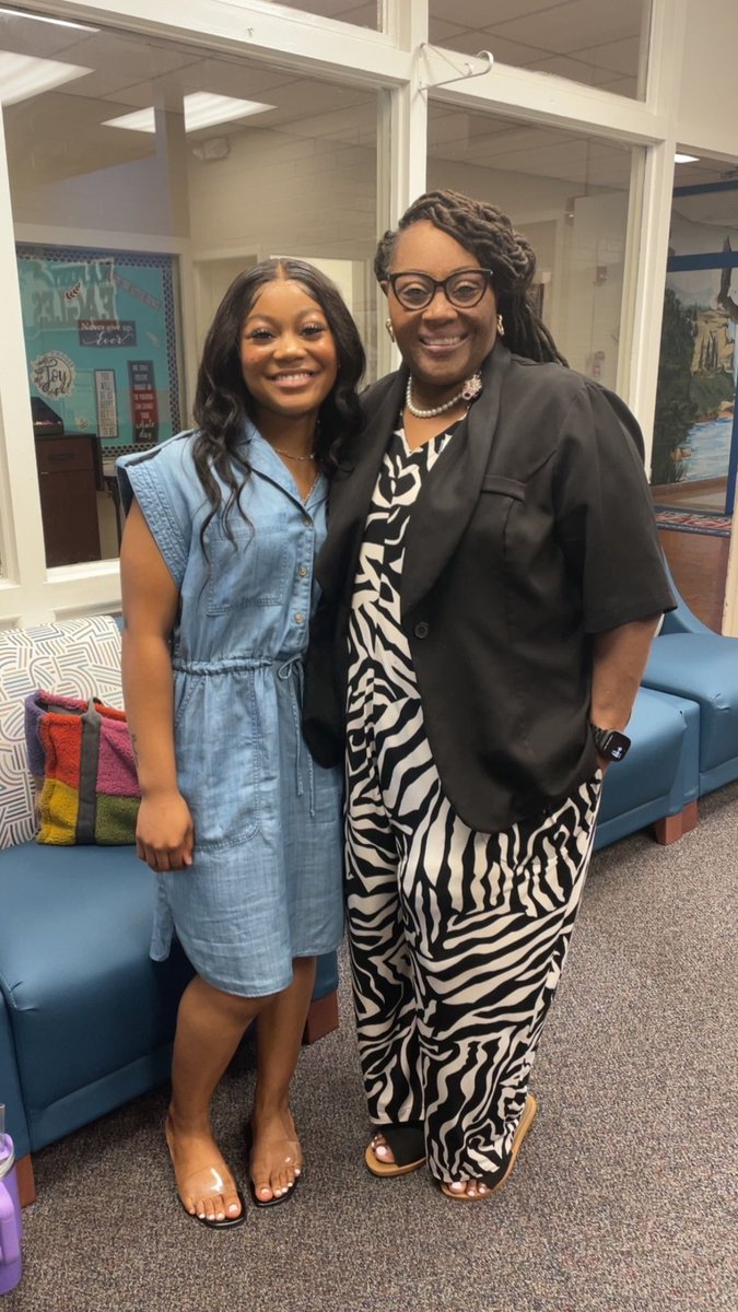 WAPerryParents's tweet photo. We absolutely adore when former @WAPerryMS Eagles stop by to update us on how well they are doing! We are so proud of SCSU Sophomore and the NAACP Youth Council President, Zenya Gantt. Zenya is a Political Science major and we know her future is bright! https://t.co/kVBJ6dLW17