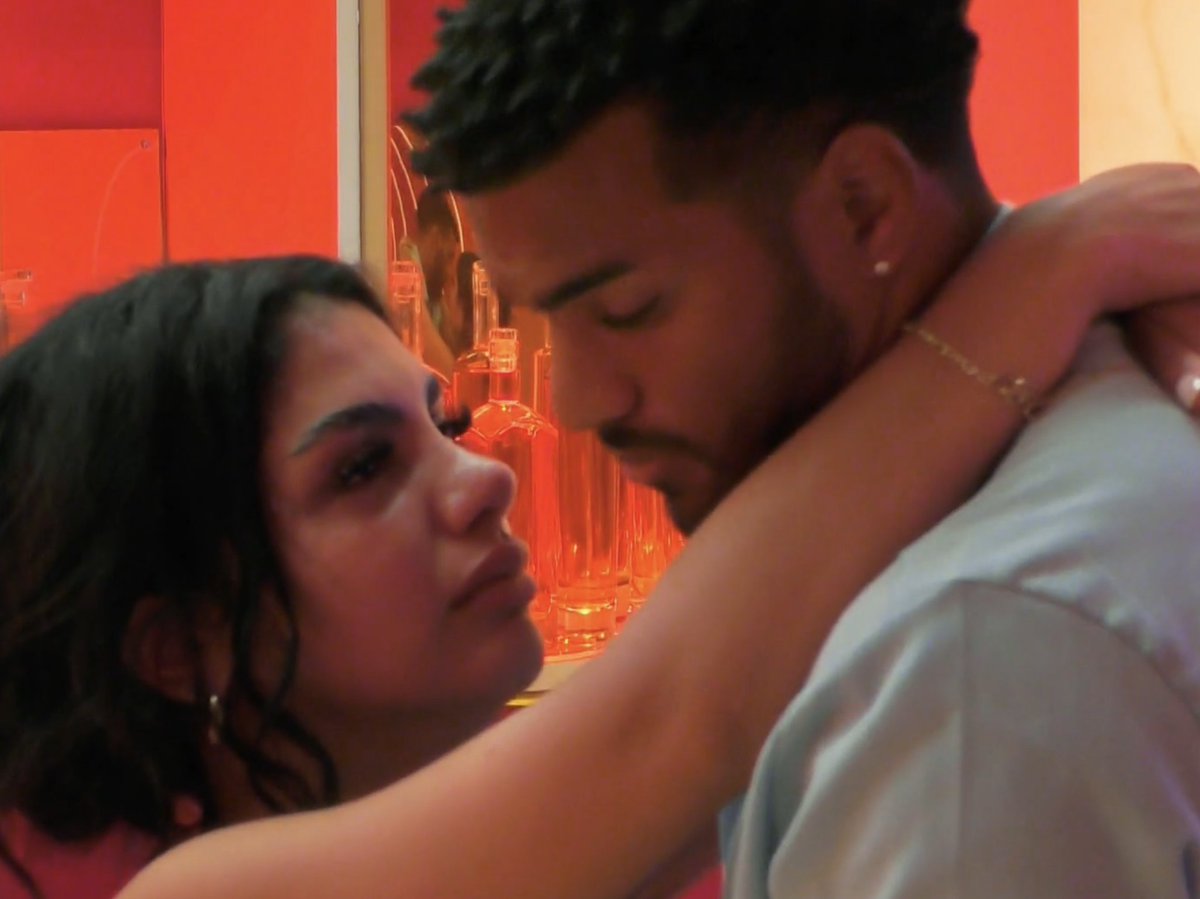 nvrlovedyou's tweet photo. SHE WAS DEF WAITING FOR A KISS RIGHT HERE HUDA PLEASE GET IT TOGETHER #loveislandusa https://t.co/gAhruL64ZA