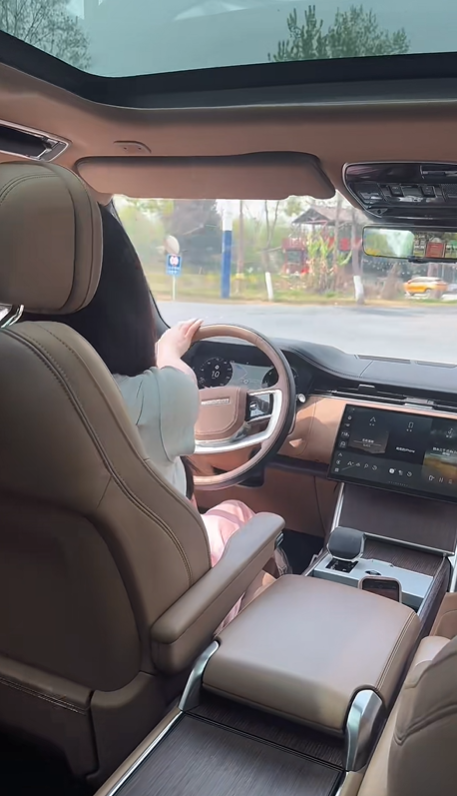 Emmcsnnell's tweet photo. My sister is becoming more and more skilled at driving 😍🥰 https://t.co/FBSfH3dsV3