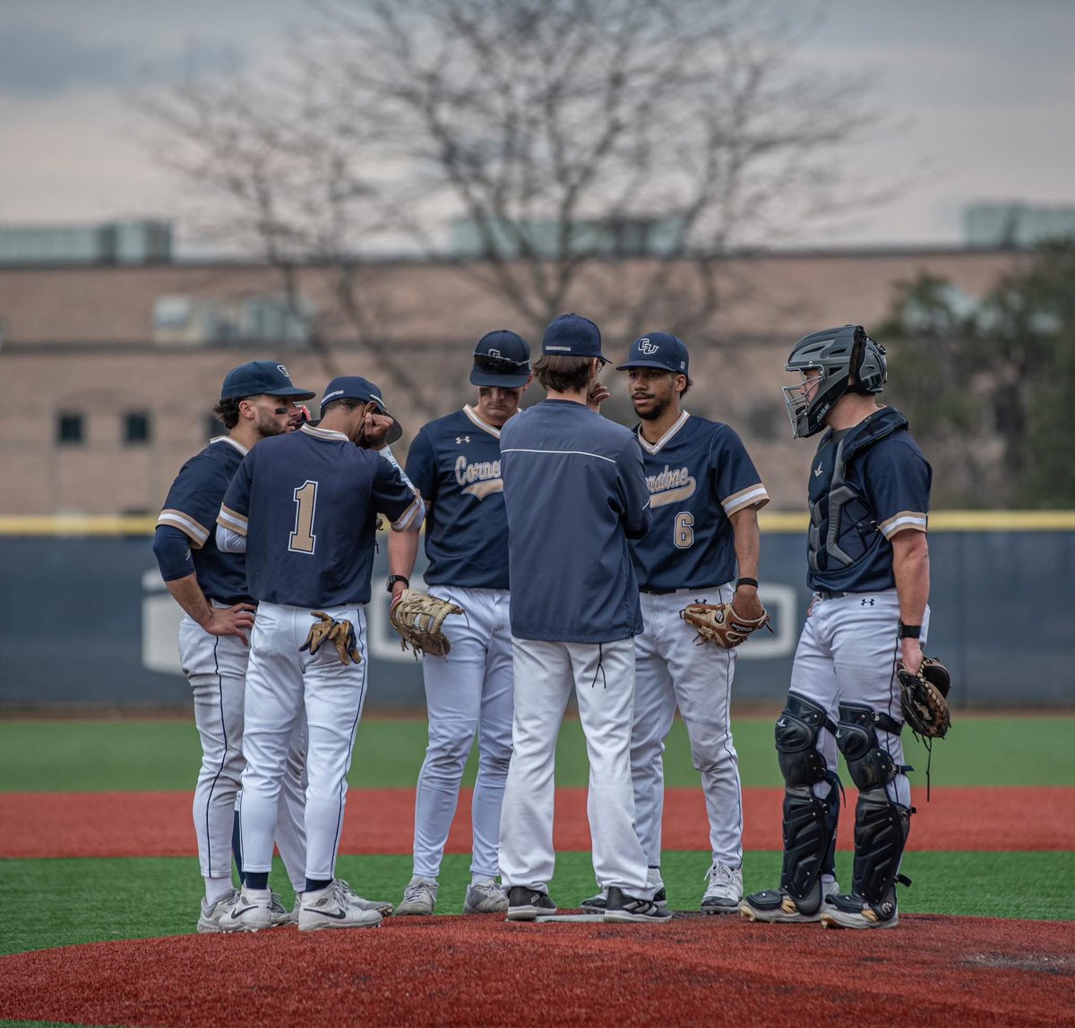 Looking to finish up our 2025 Class!

✅Great Facilities
✅Developmental planning
✅Committed/Personal coaching staff 

Looking for arms both HS &amp; Transfers, DMs are open🦅