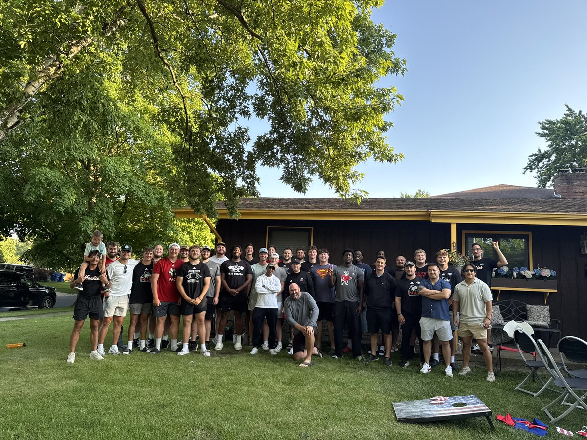CoachLMeadows's tweet photo. Big crew tonight! Included the QBs, strength, and operations staff. 15#s burgers, 6#s brats, 3#s dogs, Mac-n-cheese, and homemade blizzards by @meadows2000 @NIU_Football https://t.co/1cDDn8JVVX