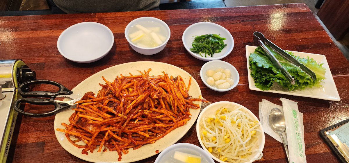 간만에 먹고싶어하던 오징어보쌈에
유쾌하신 분들과 스크린한게임