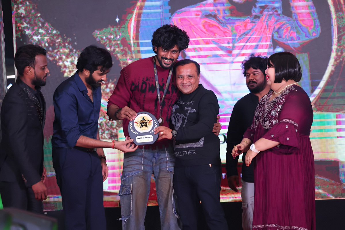 HomieZiana's tweet photo. "Star Moments with Bigg boss Raanav!"
Caption by the hosts of #SCISSORSAWARDS,with a thanking note to our UPCOMING 🌟 #Raanav!❤
Glad to see him receive the 'Guest of Honour' awards from the Founder Sivaraj,renowned artists Ganeshkar & Aarthi,n VJ Pappu!❤
@actorraanav 🔥❤😍 https://t.co/n7y4qXXIRm
