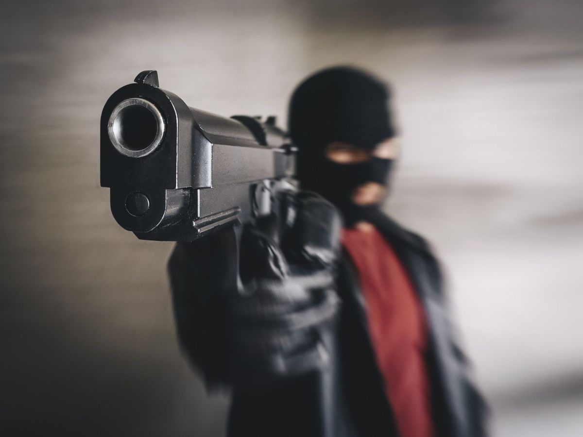 TheTorontoSun's tweet photo. WARMINGTON: Armed home invader met his match when Oakville resident did a citizen's arrest https://t.co/wGgROov3Jq https://t.co/j9qtidyYyI