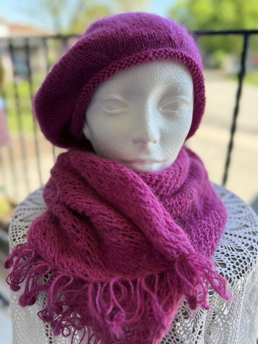 shashapka's tweet photo. Canadian Chill, Wrapped in Style
Keeping warm the northern way β with cozy textures and rich berry tones. This handcrafted beret and scarf combo is perfect for a brisk walk through the neighbourhood or a peaceful patio moment under blue skies.
#CanadianStyle #SpringInCanada https://t.co/qzrC3BW2v2