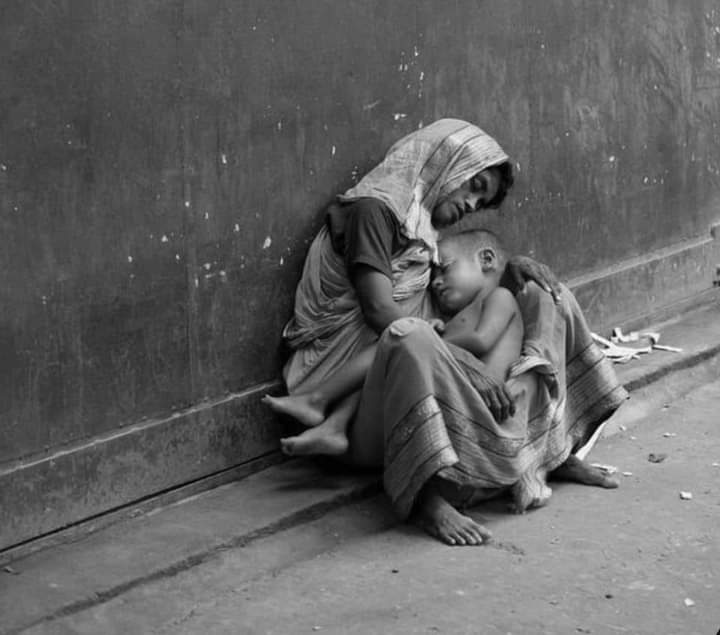 ماں باپ کے لئے زندگی آسان نہیں ہوتی بہت سارے محاذوں پہ ایک ساتھ لڑ رہے ہوتے ہیں اور جب اتنی زیادہ مشکلات ہوں تو غلطیاں ہو ہی جاتی ہے

#قید_تنہائی 
از عمیرہ احمد