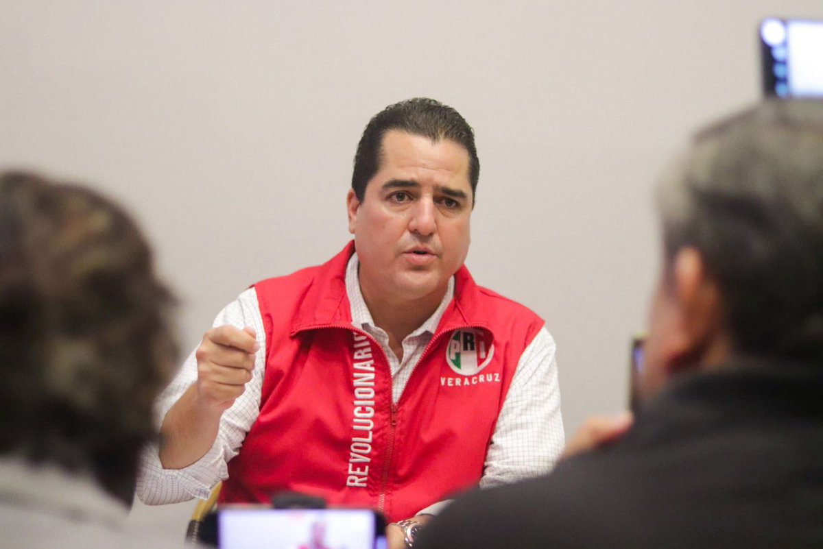 PRI DE VERACRUZ, SIN CAMBIOS Y EL CAMINO A LA PERDICIÓN
Hay molestia en el PRI, ya que se pretendía fortalecer a los que ganaron, no a un personaje que no logró reunir 212 candidatos a alcaldes en Veracruz... Eso es histórico... <a href="/RicardoChuaA/">𝑹𝑰𝑪𝑨𝑹𝑫𝑶 𝑪𝑯𝑼𝑨 𝑨𝑮𝑨𝑴𝑨</a> 
politicaaldia.com/movil/resumen.…