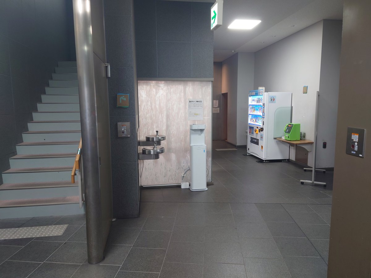 ウォータースタンド株式会社様との連携により、市役所1階と西部地域センターに給水スタンドが設置されました。
マイボトルで常温のお水を給水できます😀