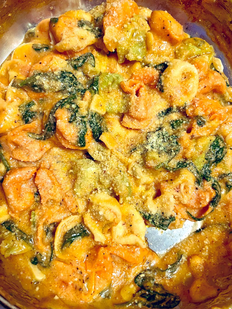 LeighTobes's tweet image. 😜Bought Cheese tortellini, sautéed garlic in ghee, heavy cream, chicken stock, #spinach 🥬 &amp;amp; lots of Parmesan🧀. Added tomato basil marinara for acidity &amp;amp; rosy 🌹orange color. #pasta🍝 #garlic🧄 #tomatoes🍅 #vegetarian🌻 #getgreens💚 #dumplings fr. @AldiUSA