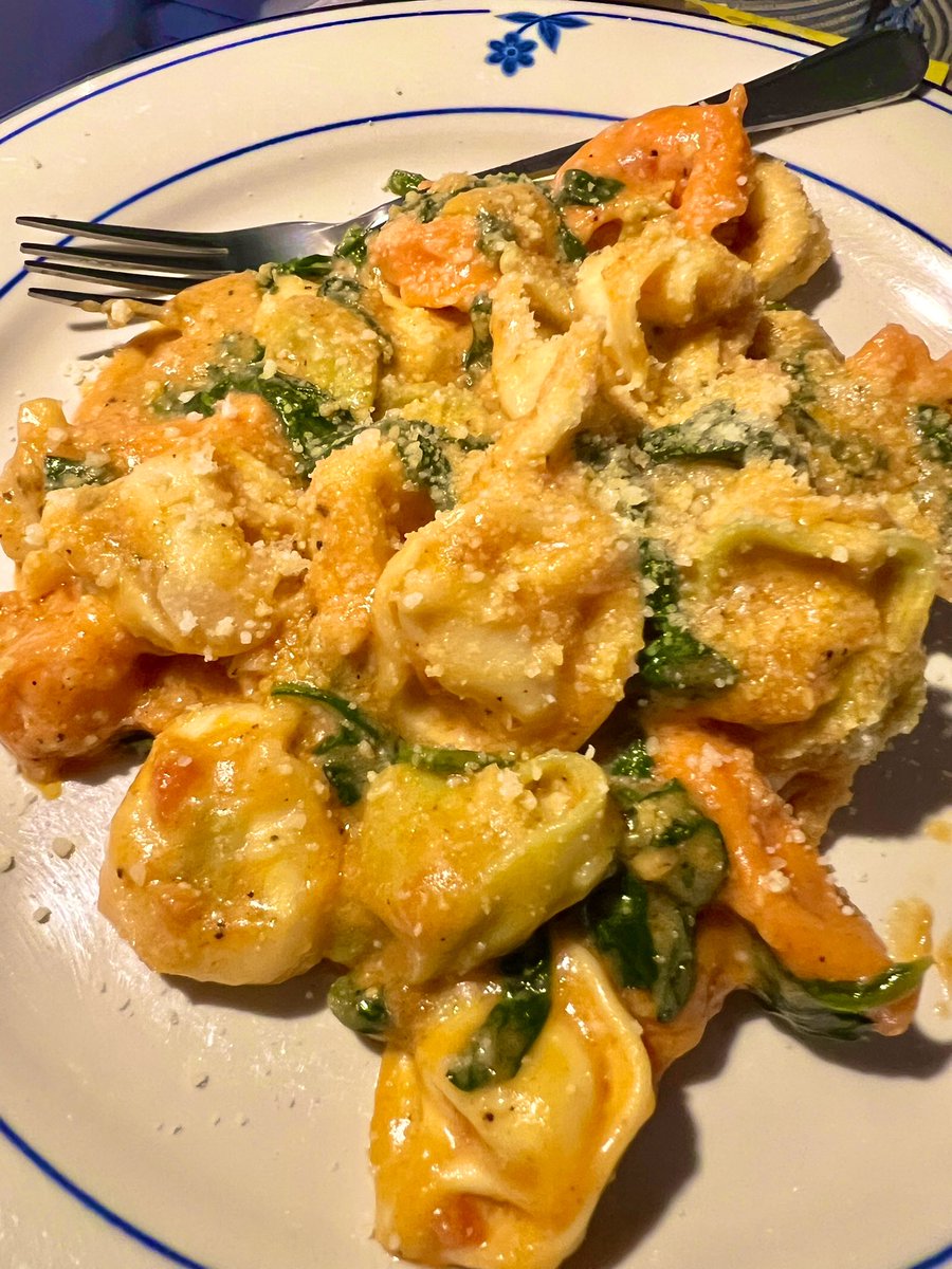 LeighTobes's tweet image. 😜Bought Cheese tortellini, sautéed garlic in ghee, heavy cream, chicken stock, #spinach 🥬 &amp;amp; lots of Parmesan🧀. Added tomato basil marinara for acidity &amp;amp; rosy 🌹orange color. #pasta🍝 #garlic🧄 #tomatoes🍅 #vegetarian🌻 #getgreens💚 #dumplings fr. @AldiUSA