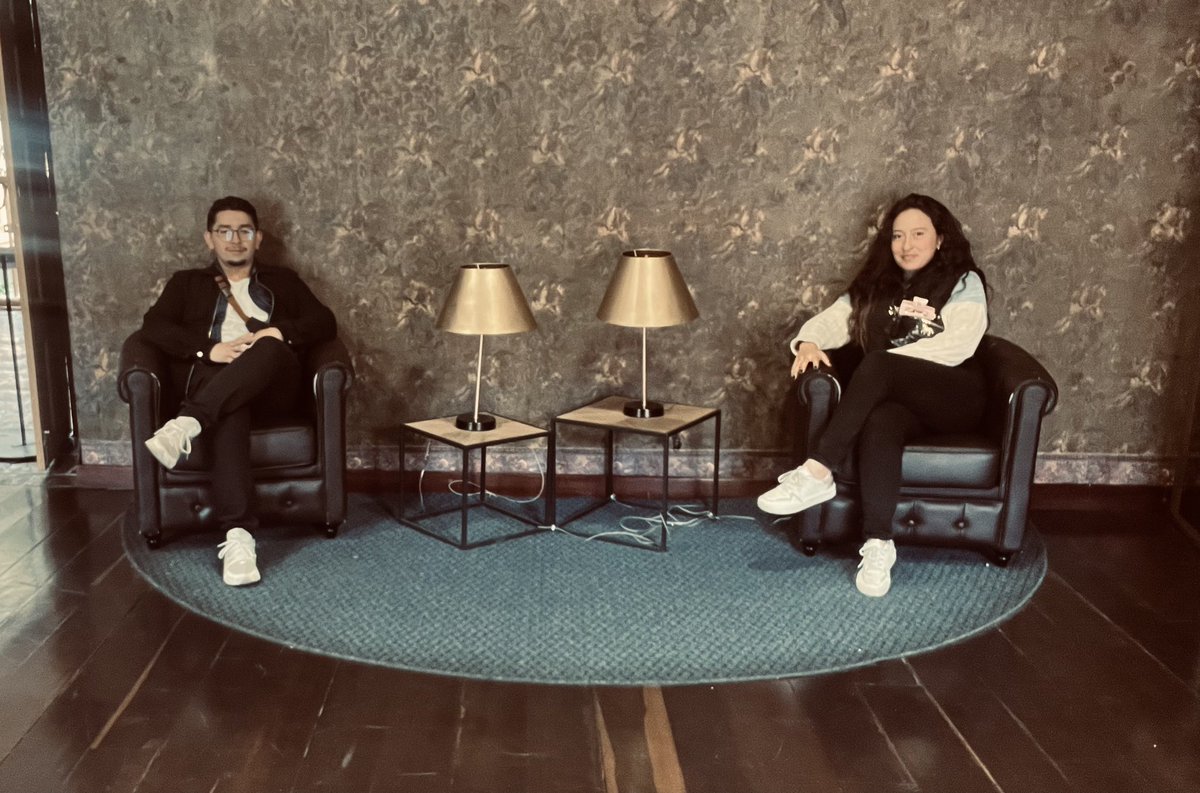 HaroldCelemin's tweet photo. Mi teoría eres tú:

Lo que iba muy rápido, ahora tiene un ritmo, lo que parecía hacer mucho ruido, ahora se escucha con mayor claridad, y por supuesto, ahora cada silla tiene un par. 

No me digas cómo hiciste, tan sólo síguelo haciendo por 70 años más.

Att:Para toda la vida.🤍 https://t.co/gVW8LXlxZO