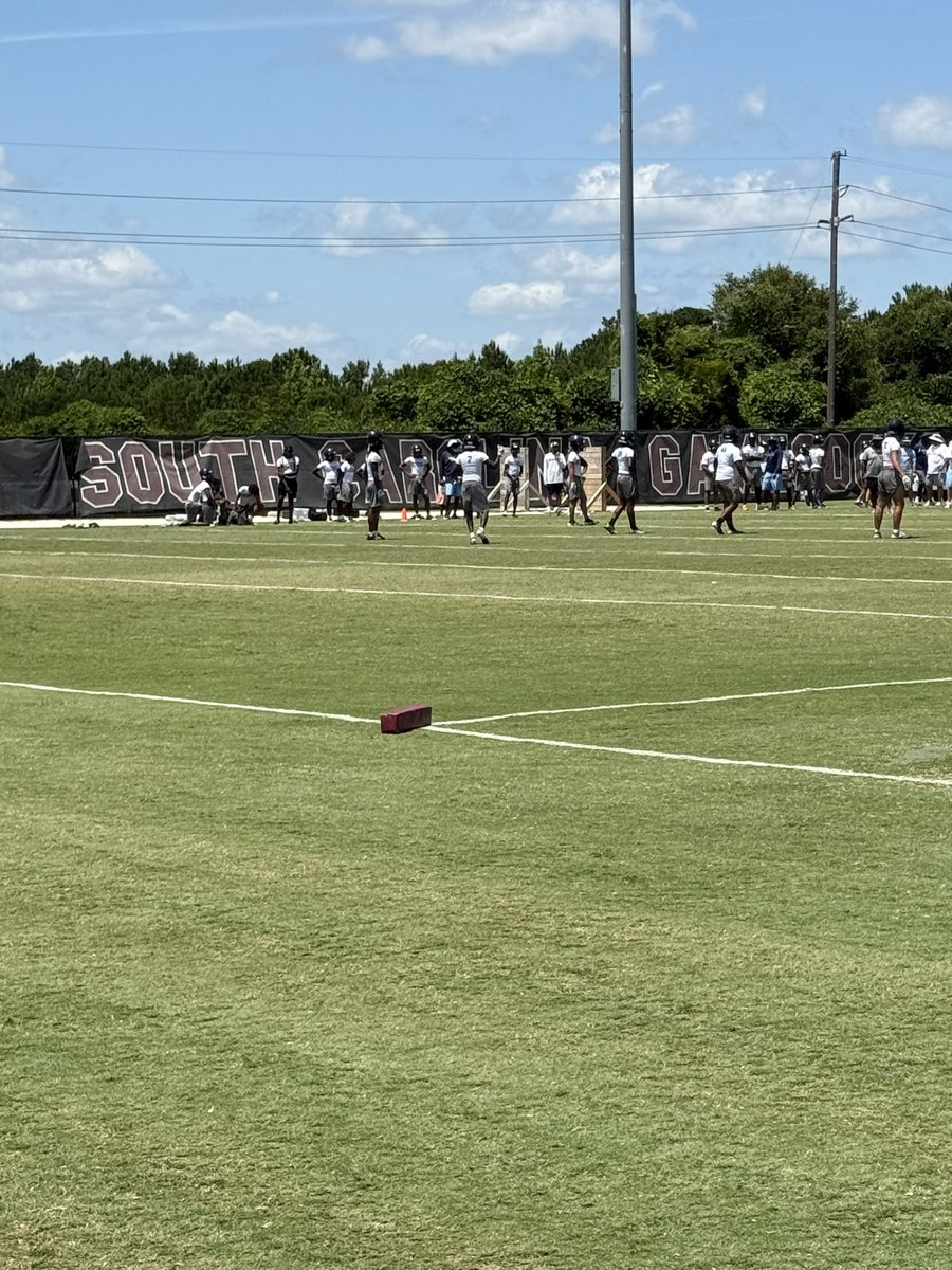 BSNSPORTS_SC's tweet image. Big day in Columbia for Coach Beamer’s 7v7 and OL/DL day.