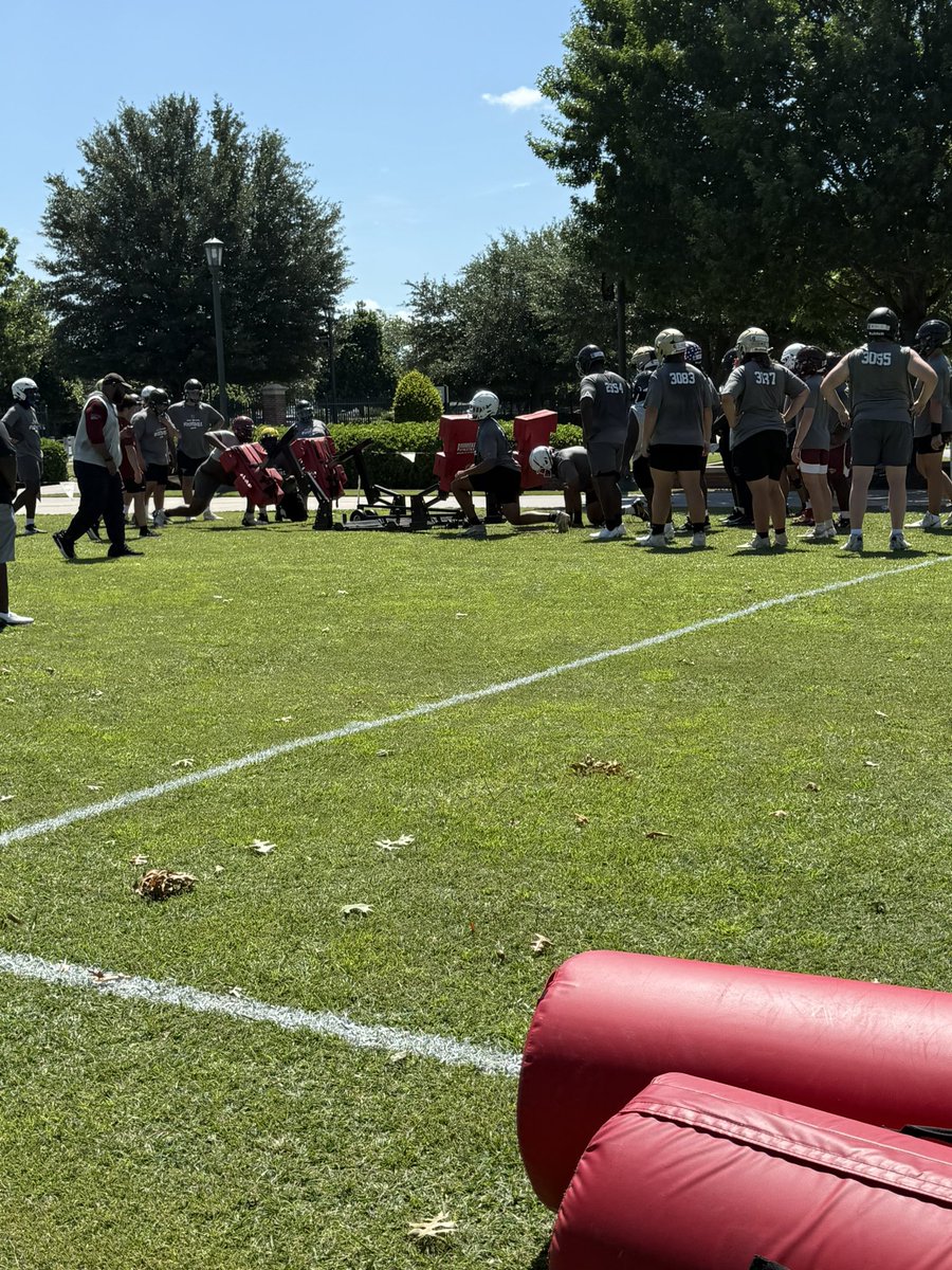 BSNSPORTS_SC's tweet image. Big day in Columbia for Coach Beamer’s 7v7 and OL/DL day.