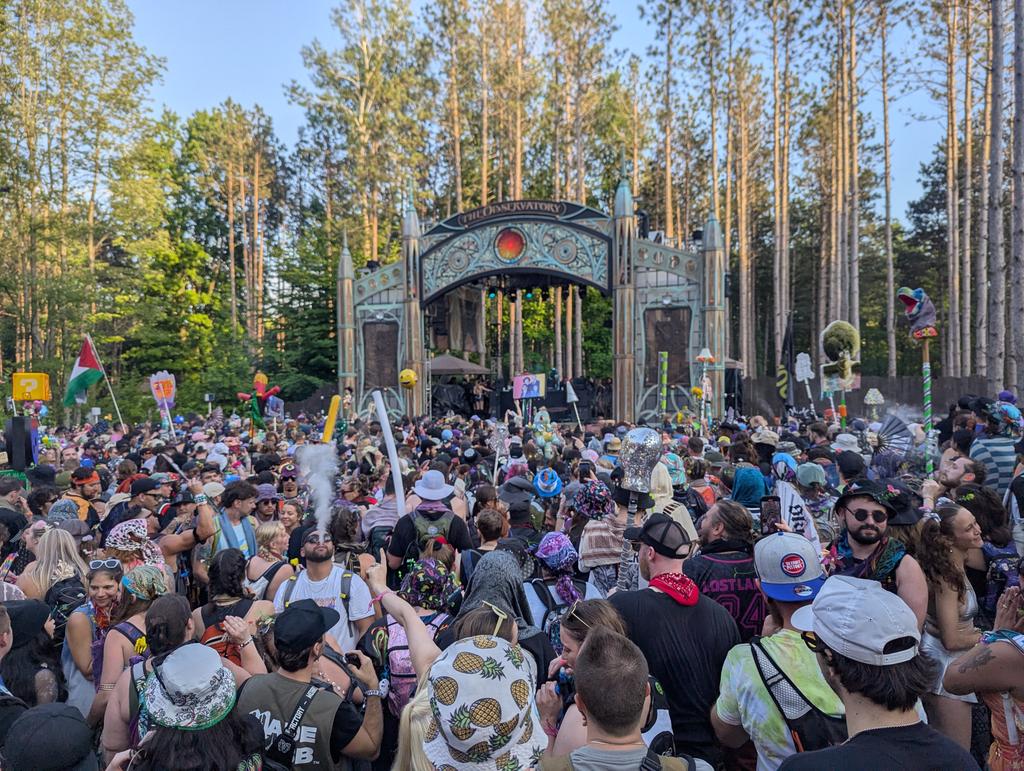 canna_andy's tweet photo. If you needed a reminder, @SmoaklandBeats and #sethdavid throw the fuck down. #SmoakDavid #ElectricForest https://t.co/JQmV2jfgIX