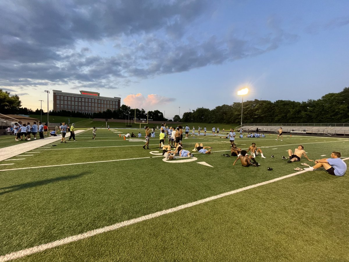 chs_cougars_fb's tweet image. Beautiful night at Cougar Youth Camp. It’s been a great week. One more day tomorrow. Final 4 of the Airball Tournament. Who will take home the hardware??? #CampWithTheCougars #Family #FutureCougars