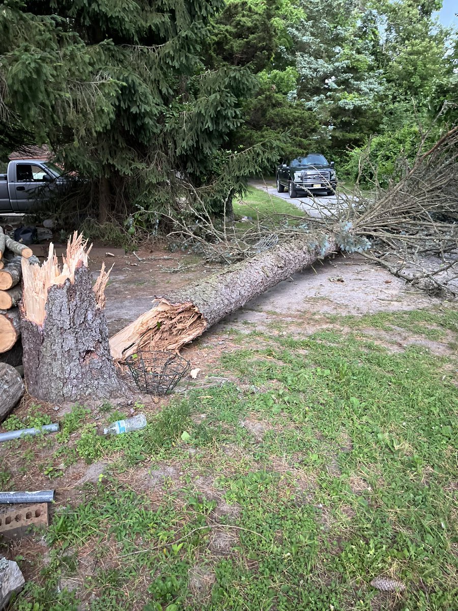 Dan_4Shaw's tweet image. Storm damage at my parents house in Egg Harbor Twp tonight, not far from the police station on Blackman rd. Happened around 8pm @NWS_MountHolly @JoeMartWx #NJwx