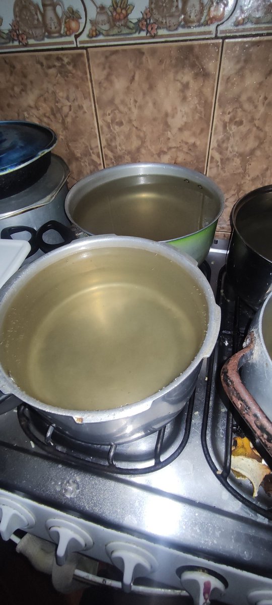 VeronicaRo381's tweet photo. @aguadequito @MunicipioQuito @ambientequito Pero a mí barrio no han llegado ningun tanquero señores y hace pocos minutos comenzó a llegar el agua pero mire que calidad de líquido no es apto para consumo humano. https://t.co/u2F22aJr1H