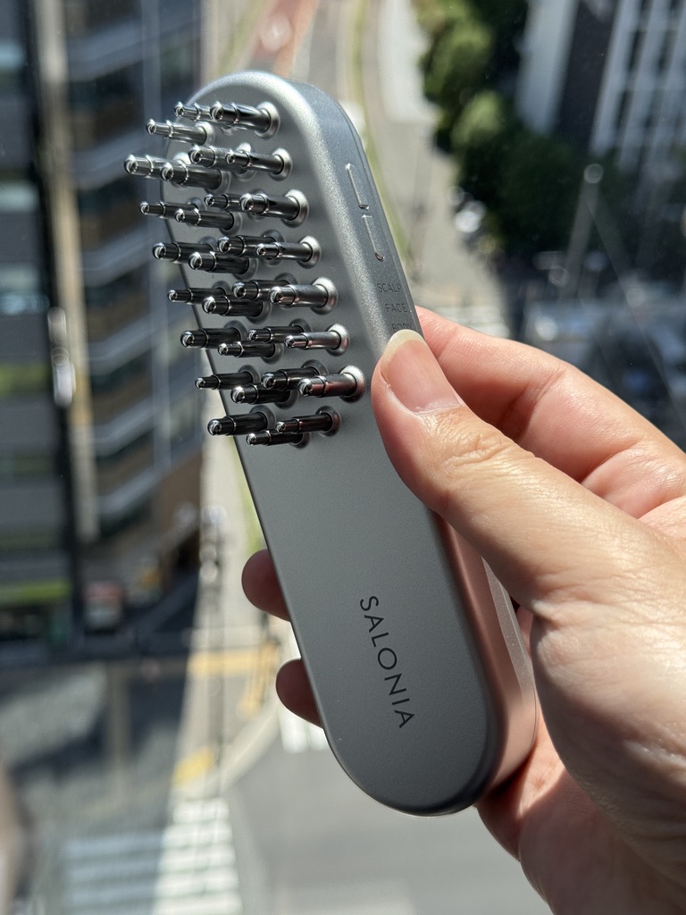 原本以為這根 SALONIA 是一般的梳子......

按下開關以後，被電流嚇到差點整個人飛兩圈出去（？

這支 EMS 美容儀搭配 3D 貼合針，當做梳子使用是還蠻舒服的

看峯岸みなみ的實測影片，除了頭、臉以外也可以用在頸部放鬆

不過個人覺得電流實在太強了，刺激到有點不敢用的程度......