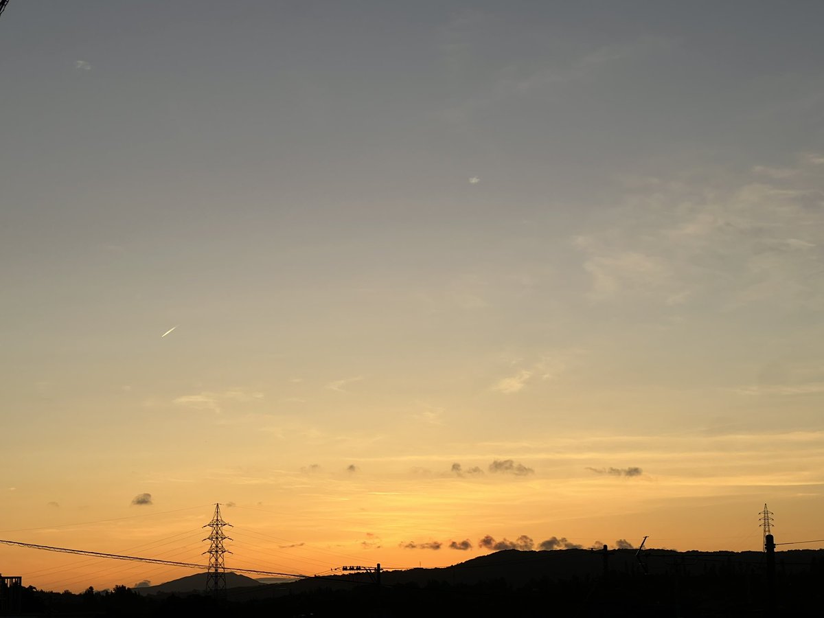 Fuko0610's tweet image. おはようございます
今朝は綺麗な朝焼け
を👀パチリ
いつもの٩( ᐛ )وテクテク
する頃は️暑くなり☀️.°
心地いい汗をかきました( - -💦 )
週末華金♬*。
今日もあなたが
笑顔ෆ⸒⸒⸜( ๑' ᵕ '๑ )ᕤで
いられますように➰💕
朝焼け5/36
散歩中 ガーベラ🤍インパチェイス