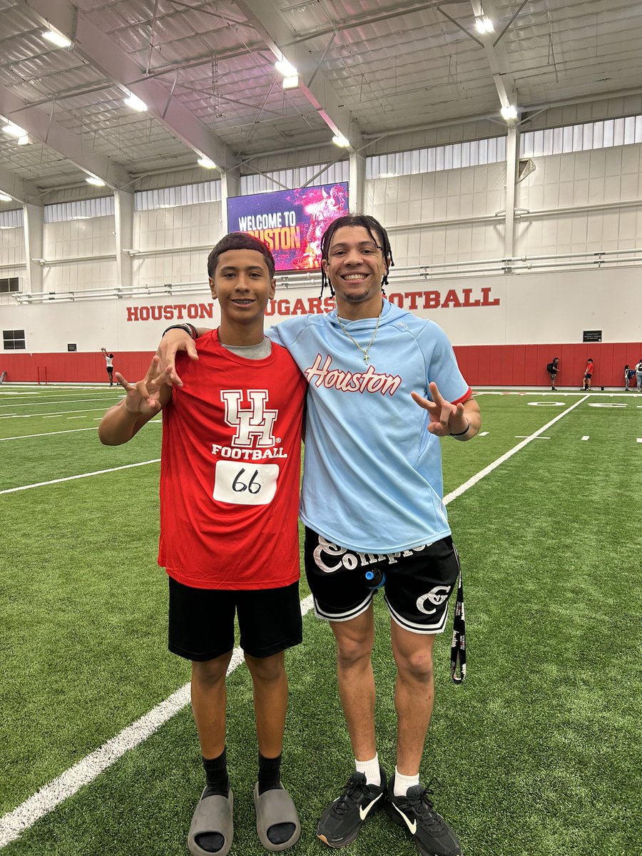 Jacob3_O's tweet photo. Thank you to the coaches @Coach_KJackson @marc_stampley and the rest of the University of Houston coaches for sharing there experience and knowledge into us. I’m going to use everything i learned into my work!@CoachSanchezSHS @jacampbe47 
#catsmentality  #Cougars https://t.co/UVuzeBSCWx