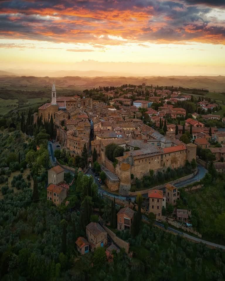 ItalyInTheHeart's tweet photo. 🇮🇹 Pienza, Siena, Toscana
📷 @mario___dangelo

#pienza #siena #toscana #tuscany #beautiful #belvedere #instagood #amazingphoto #photooftheday #travel #travelplace #travelphoto #italy #italytrip #italytravel #italia #italytour #italian #italytourism #italyintheheart https://t.co/GbPuoh2HYi
