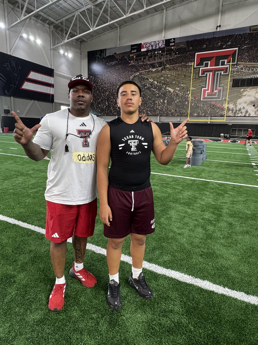 Cru2x_'s tweet image. Had an amazing camp at Texas tech! Hope to stay in touch with @JoeyMcGuireTTU, @1CoachTY , @ShielWood
Thanks for the experience @TexasTechFB @CoachTraun @_CoachROB__ @rohawksfootball