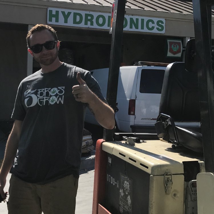 3brossantacruz's tweet image. When you catch your boy at the hydro store wearing your gear👊🏼 🤙🏼😏 looking good thanks legend! #3brosgrow #hedgefun #flamethrowers  #doworkaholics #fireandice #frostfactor #craftflowers #weed #weedporn #cannabis #cannabiscommunity #710 #420 #medicalmarijuana #prop215 #tricomes