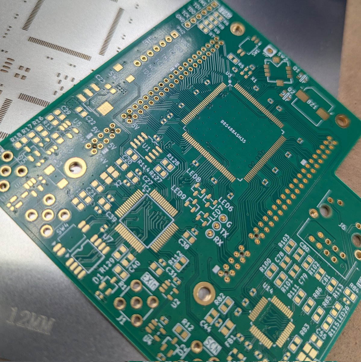 takeRu0x5569's tweet photo. 金曜に基板が届いたので、心穏やかな週末は、この子が無事にハローワールドしてくれるか否かにかかってる https://t.co/NaY6JVDVIc