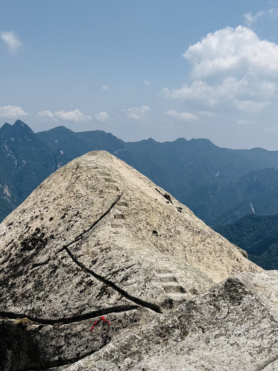「太华」

《念奴娇·游华山忆黄帝会仙》

太华峰顶，恰帝轩临此、群真云列。
玉女持莲开阆苑，松间一声飞涉。
鼎湖龙去，灵池凤舞，谁顾霓裳阕？
惊起回头，洛神星眸凝澈。

昔年联袂驰举，啖霞饮露，相拂恒沙雪。
笑指秦宫劫灰后，洗炼双栖铜雀。
归尘半尺，清辉千叠，历三生如铁。